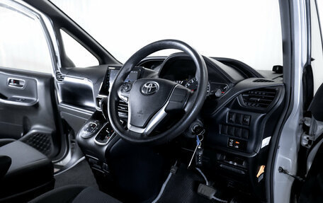 Toyota Noah III, 2017 год, 1 879 000 рублей, 12 фотография