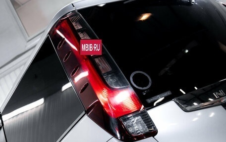 Toyota Noah III, 2017 год, 1 879 000 рублей, 10 фотография