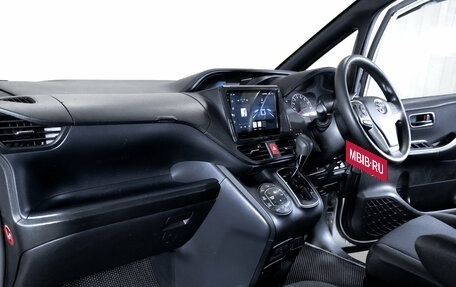Toyota Noah III, 2017 год, 1 879 000 рублей, 16 фотография