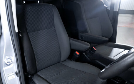 Toyota Noah III, 2017 год, 1 879 000 рублей, 17 фотография
