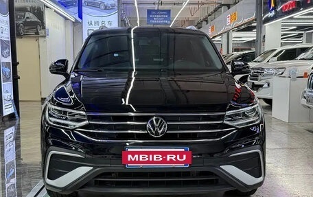 Volkswagen Tiguan II, 2022 год, 2 200 000 рублей, 2 фотография