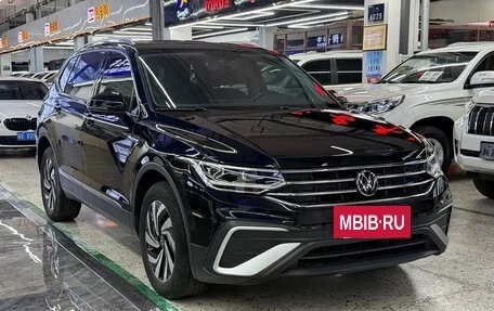 Volkswagen Tiguan II, 2022 год, 2 200 000 рублей, 3 фотография