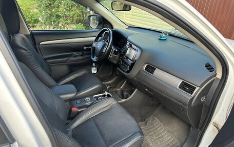 Mitsubishi Outlander III рестайлинг 3, 2014 год, 1 260 000 рублей, 13 фотография