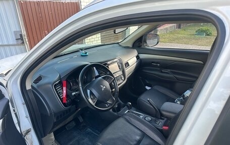 Mitsubishi Outlander III рестайлинг 3, 2014 год, 1 260 000 рублей, 11 фотография