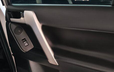 Toyota Land Cruiser Prado 150 рестайлинг 2, 2021 год, 6 750 000 рублей, 8 фотография