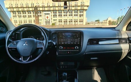 Mitsubishi Outlander III рестайлинг 3, 2020 год, 2 050 000 рублей, 10 фотография