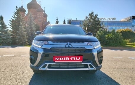 Mitsubishi Outlander III рестайлинг 3, 2020 год, 2 050 000 рублей, 3 фотография
