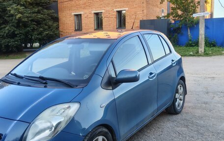 Toyota Yaris III рестайлинг, 2008 год, 699 000 рублей, 2 фотография