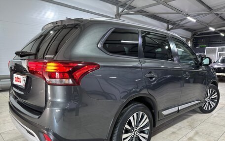 Mitsubishi Outlander III рестайлинг 3, 2021 год, 2 650 000 рублей, 4 фотография