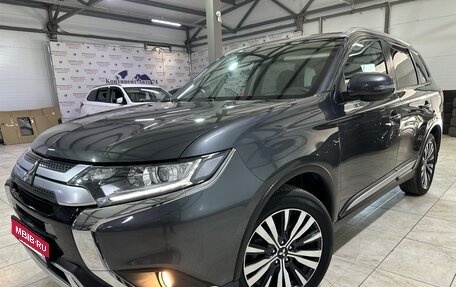 Mitsubishi Outlander III рестайлинг 3, 2021 год, 2 650 000 рублей, 3 фотография