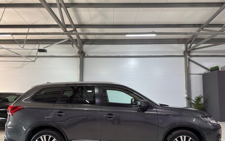 Mitsubishi Outlander III рестайлинг 3, 2021 год, 2 650 000 рублей, 11 фотография