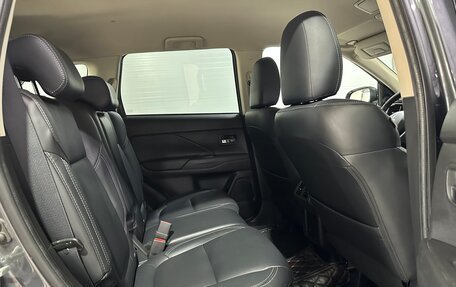 Mitsubishi Outlander III рестайлинг 3, 2021 год, 2 650 000 рублей, 20 фотография