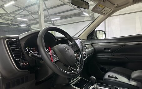 Mitsubishi Outlander III рестайлинг 3, 2021 год, 2 650 000 рублей, 14 фотография
