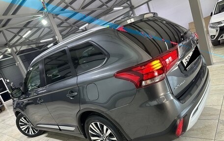 Mitsubishi Outlander III рестайлинг 3, 2021 год, 2 650 000 рублей, 6 фотография