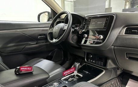 Mitsubishi Outlander III рестайлинг 3, 2021 год, 2 650 000 рублей, 17 фотография