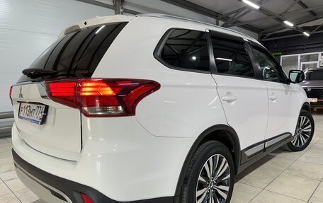 Mitsubishi Outlander III рестайлинг 3, 2020 год, 2 450 000 рублей, 4 фотография