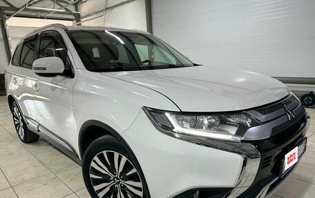 Mitsubishi Outlander III рестайлинг 3, 2020 год, 2 450 000 рублей, 5 фотография
