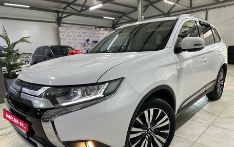 Mitsubishi Outlander III рестайлинг 3, 2020 год, 2 450 000 рублей, 3 фотография