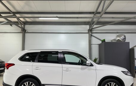 Mitsubishi Outlander III рестайлинг 3, 2020 год, 2 450 000 рублей, 11 фотография