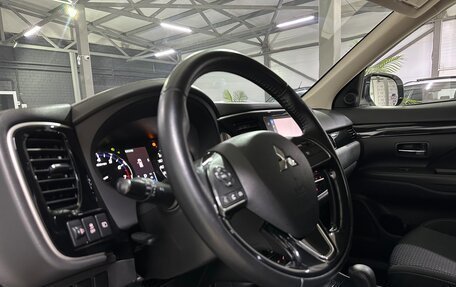 Mitsubishi Outlander III рестайлинг 3, 2020 год, 2 450 000 рублей, 14 фотография