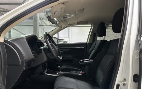 Mitsubishi Outlander III рестайлинг 3, 2020 год, 2 450 000 рублей, 13 фотография