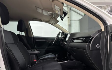 Mitsubishi Outlander III рестайлинг 3, 2020 год, 2 450 000 рублей, 17 фотография