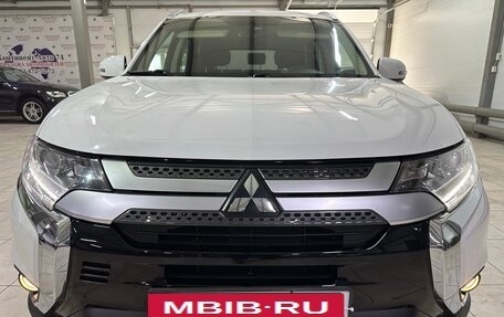 Mitsubishi Outlander III рестайлинг 3, 2020 год, 2 450 000 рублей, 9 фотография