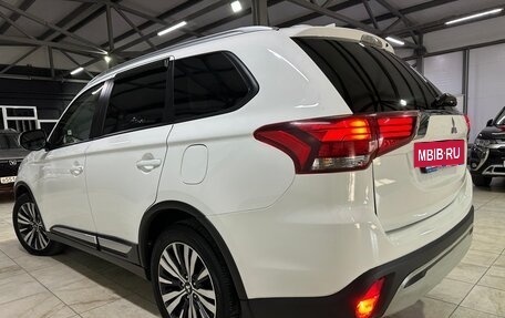 Mitsubishi Outlander III рестайлинг 3, 2020 год, 2 450 000 рублей, 6 фотография