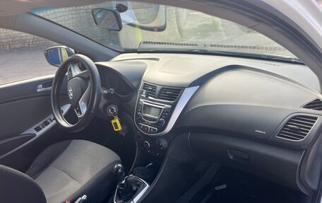 Hyundai Solaris II рестайлинг, 2012 год, 720 000 рублей, 10 фотография