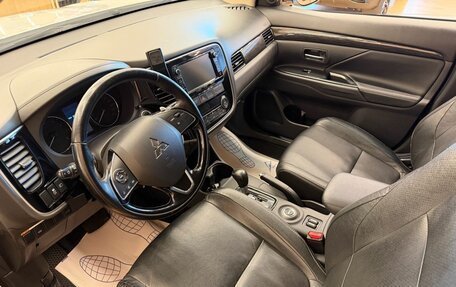 Mitsubishi Outlander III рестайлинг 3, 2016 год, 1 699 000 рублей, 8 фотография