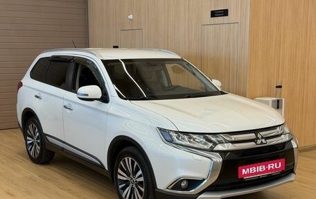 Mitsubishi Outlander III рестайлинг 3, 2016 год, 1 699 000 рублей, 3 фотография