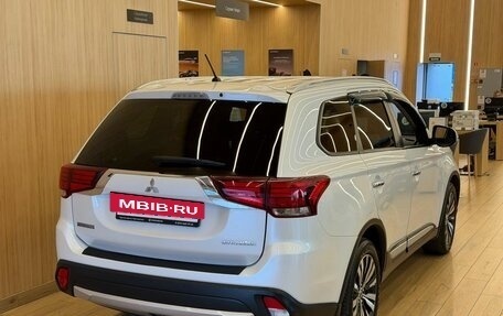 Mitsubishi Outlander III рестайлинг 3, 2016 год, 1 699 000 рублей, 4 фотография