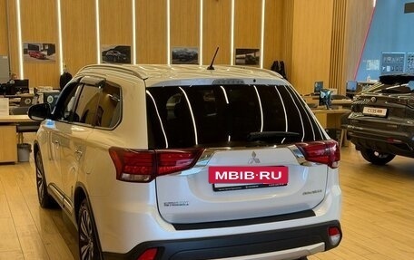 Mitsubishi Outlander III рестайлинг 3, 2016 год, 1 699 000 рублей, 6 фотография