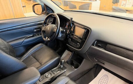 Mitsubishi Outlander III рестайлинг 3, 2016 год, 1 699 000 рублей, 13 фотография