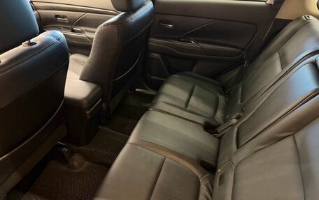 Mitsubishi Outlander III рестайлинг 3, 2016 год, 1 699 000 рублей, 16 фотография