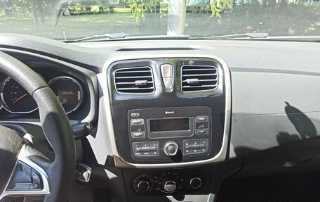 Renault Logan II, 2018 год, 800 000 рублей, 7 фотография