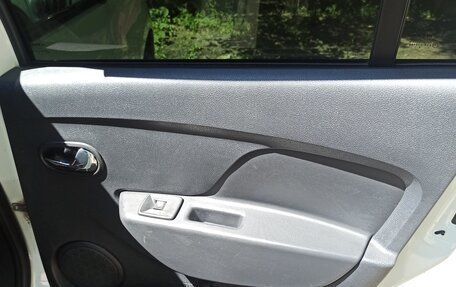 Renault Logan II, 2018 год, 800 000 рублей, 11 фотография