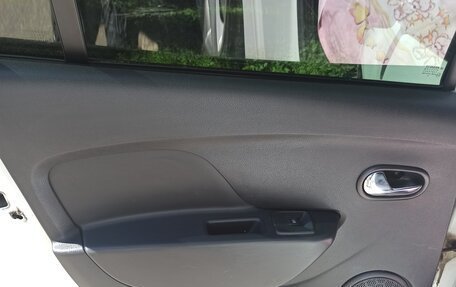 Renault Logan II, 2018 год, 800 000 рублей, 13 фотография