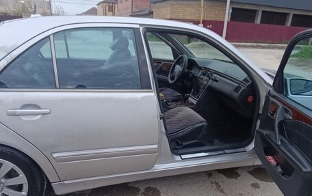 Mercedes-Benz E-Класс, 2001 год, 700 000 рублей, 4 фотография