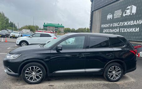 Mitsubishi Outlander III рестайлинг 3, 2017 год, 1 910 000 рублей, 4 фотография