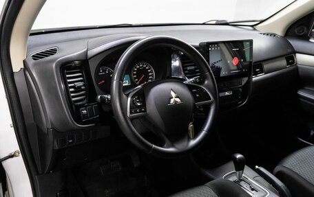 Mitsubishi Outlander III рестайлинг 3, 2015 год, 1 450 000 рублей, 10 фотография