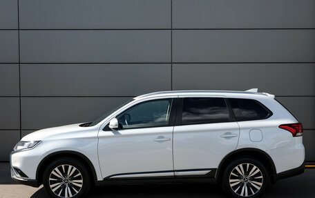 Mitsubishi Outlander III рестайлинг 3, 2020 год, 2 249 000 рублей, 8 фотография