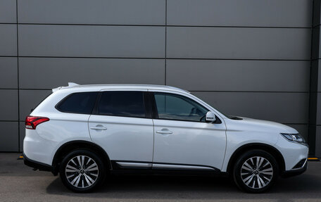 Mitsubishi Outlander III рестайлинг 3, 2020 год, 2 249 000 рублей, 4 фотография