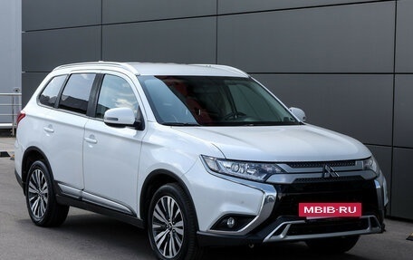 Mitsubishi Outlander III рестайлинг 3, 2020 год, 2 249 000 рублей, 3 фотография