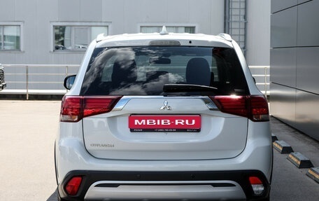 Mitsubishi Outlander III рестайлинг 3, 2020 год, 2 249 000 рублей, 6 фотография