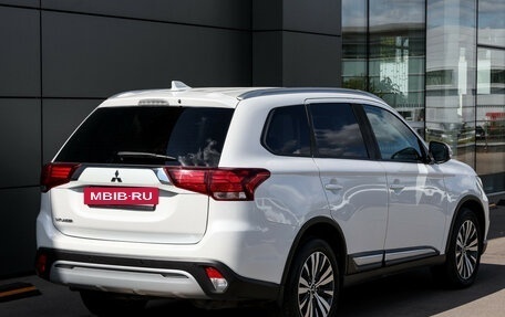 Mitsubishi Outlander III рестайлинг 3, 2020 год, 2 249 000 рублей, 5 фотография