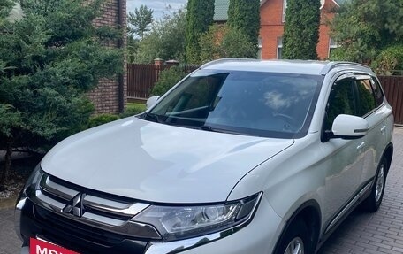 Mitsubishi Outlander III рестайлинг 3, 2017 год, 1 600 000 рублей, 2 фотография