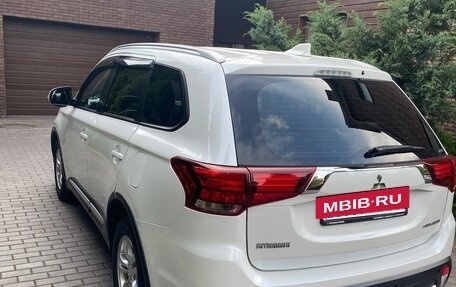 Mitsubishi Outlander III рестайлинг 3, 2017 год, 1 600 000 рублей, 3 фотография