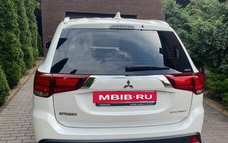 Mitsubishi Outlander III рестайлинг 3, 2017 год, 1 600 000 рублей, 4 фотография