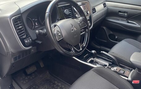 Mitsubishi Outlander III рестайлинг 3, 2017 год, 1 600 000 рублей, 9 фотография